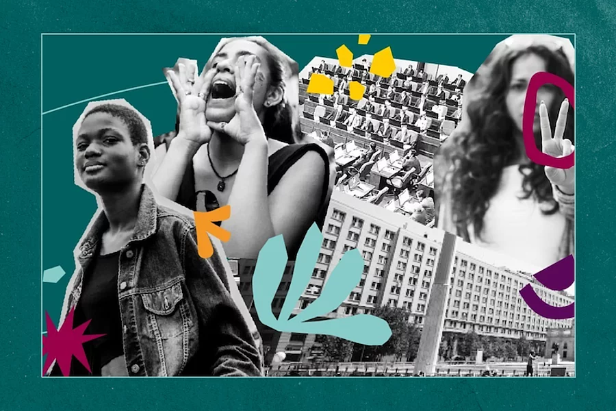 Mujeres jóvenes protestando frente a edificio institucional, con gestos de voz y símbolo de paz. 