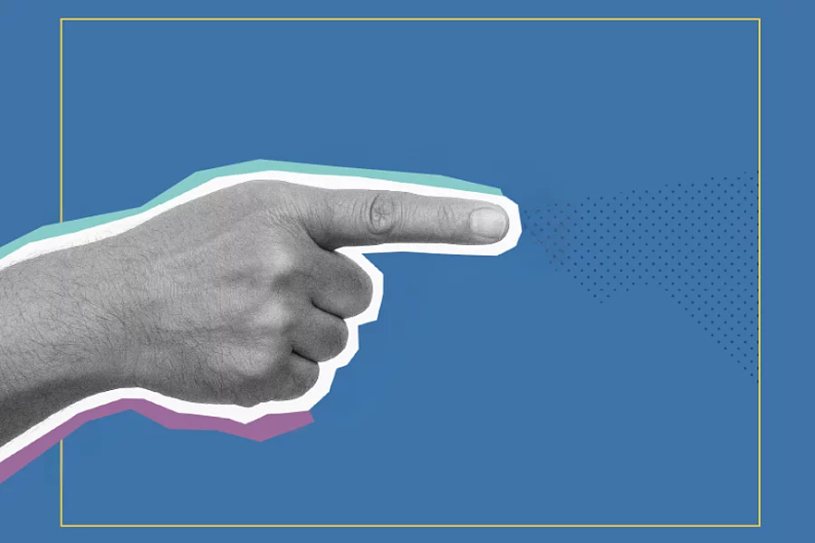 Mano apuntando con el dedo índice hacia la derecha sobre fondo azul.