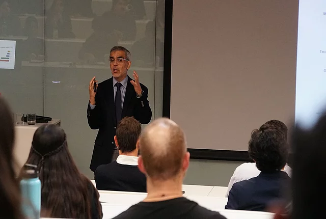 Luis Cordero, ex Ministro de Seguridad Pública exponiendo sus reflexiones y aprendizajes de su labor como ministro.